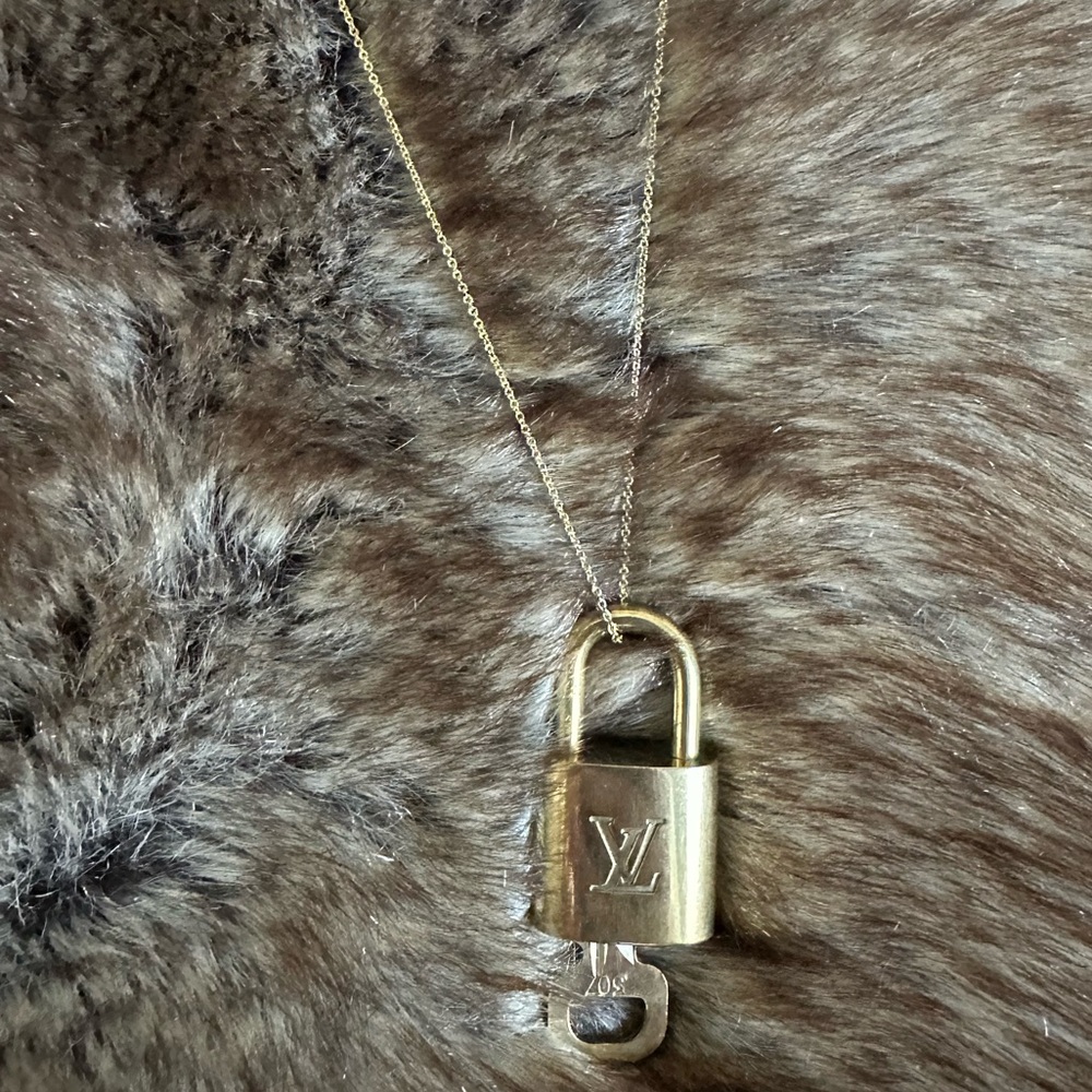 LOUIS VUITTON | #302 #303 #315 #323 lock and key | shiny and classic | - Picture 3 of 14